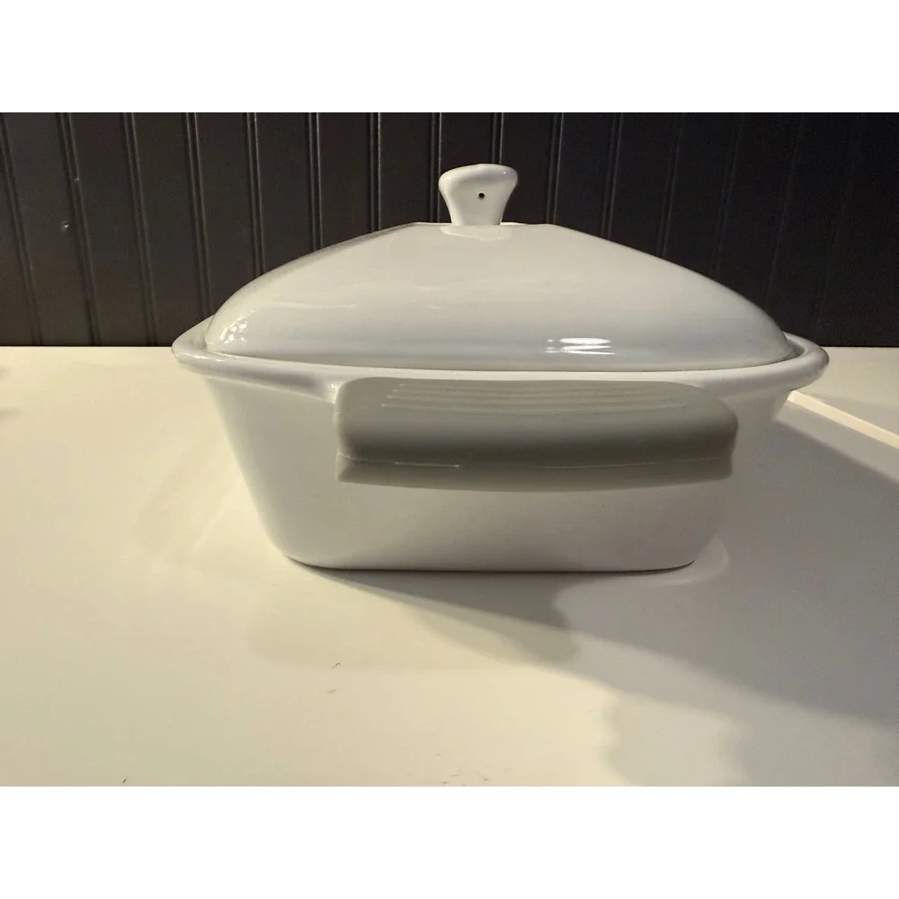 Wolfgang puck 3 quart casserole dish with lid and grey silicone handles